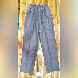 Dress Pants by Oui Petite, lined, color grey in size 10.